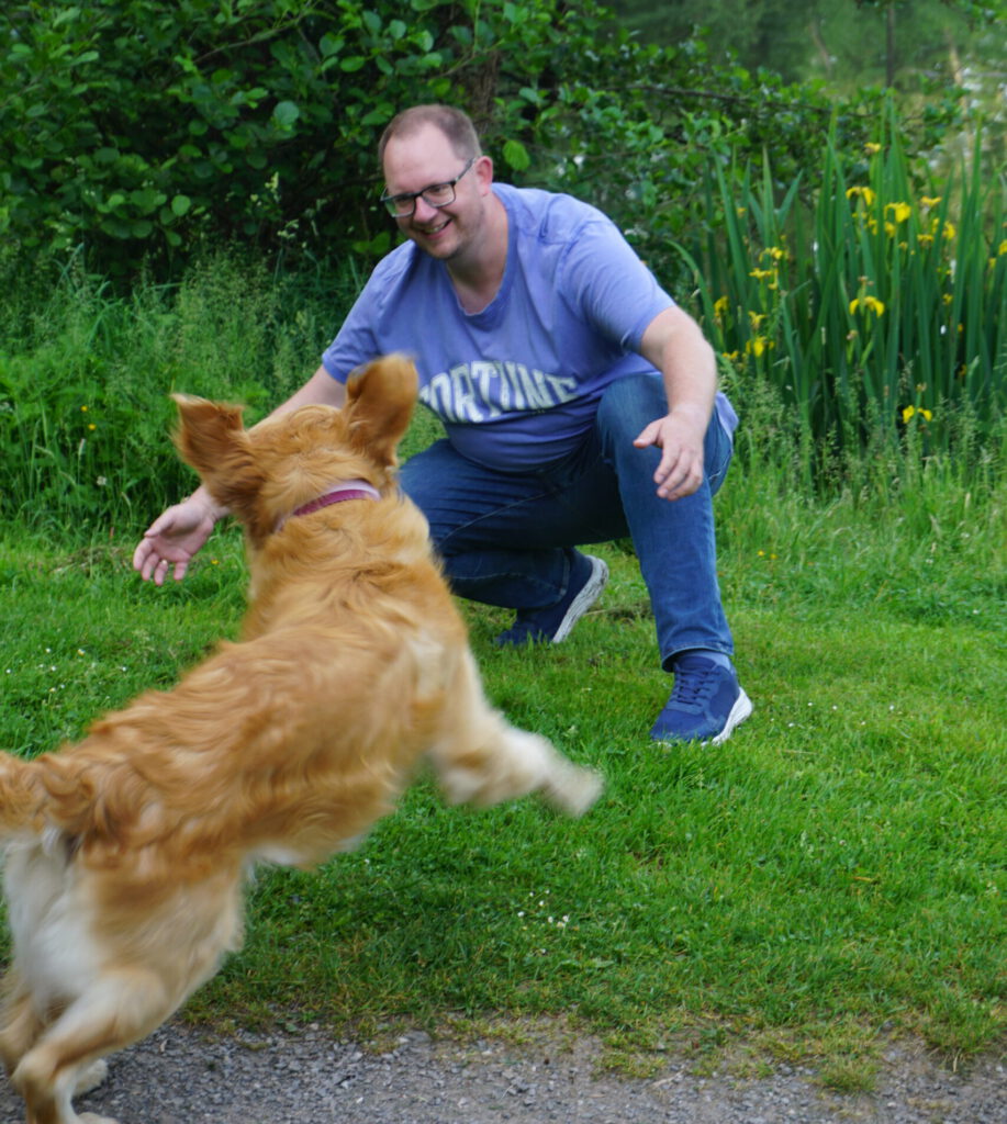 Sebastian Schubert spielender Hund